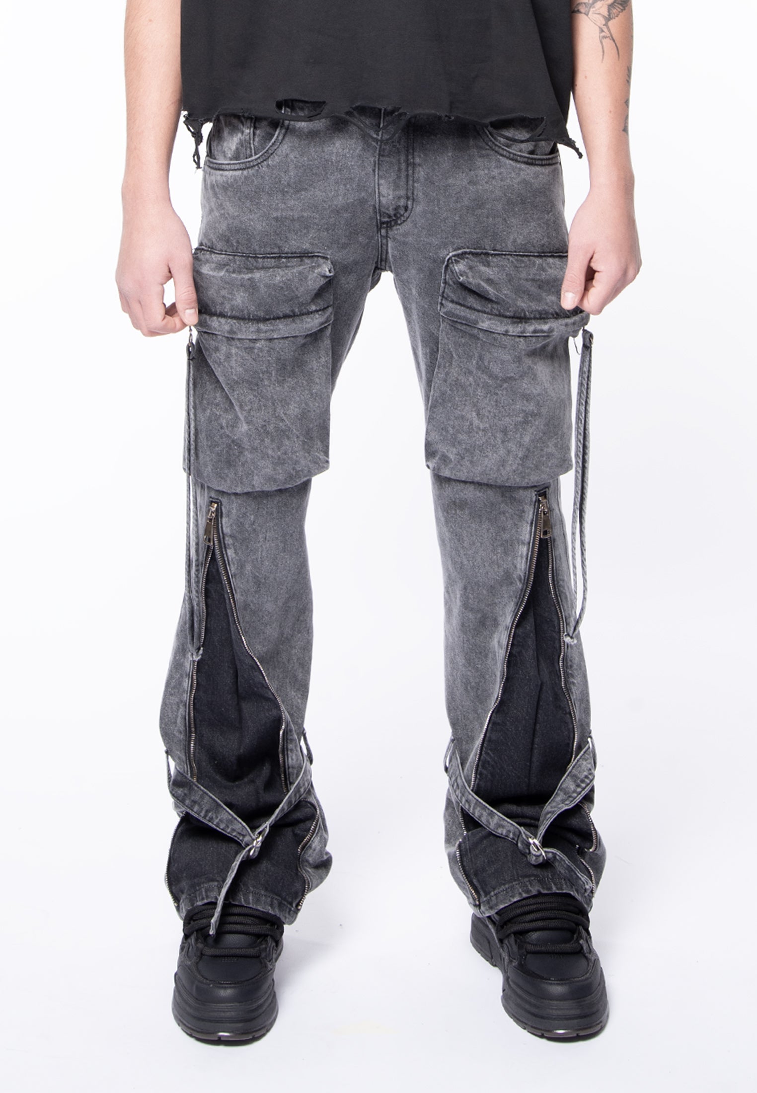 5 wide zip cargo pockets in blak denim