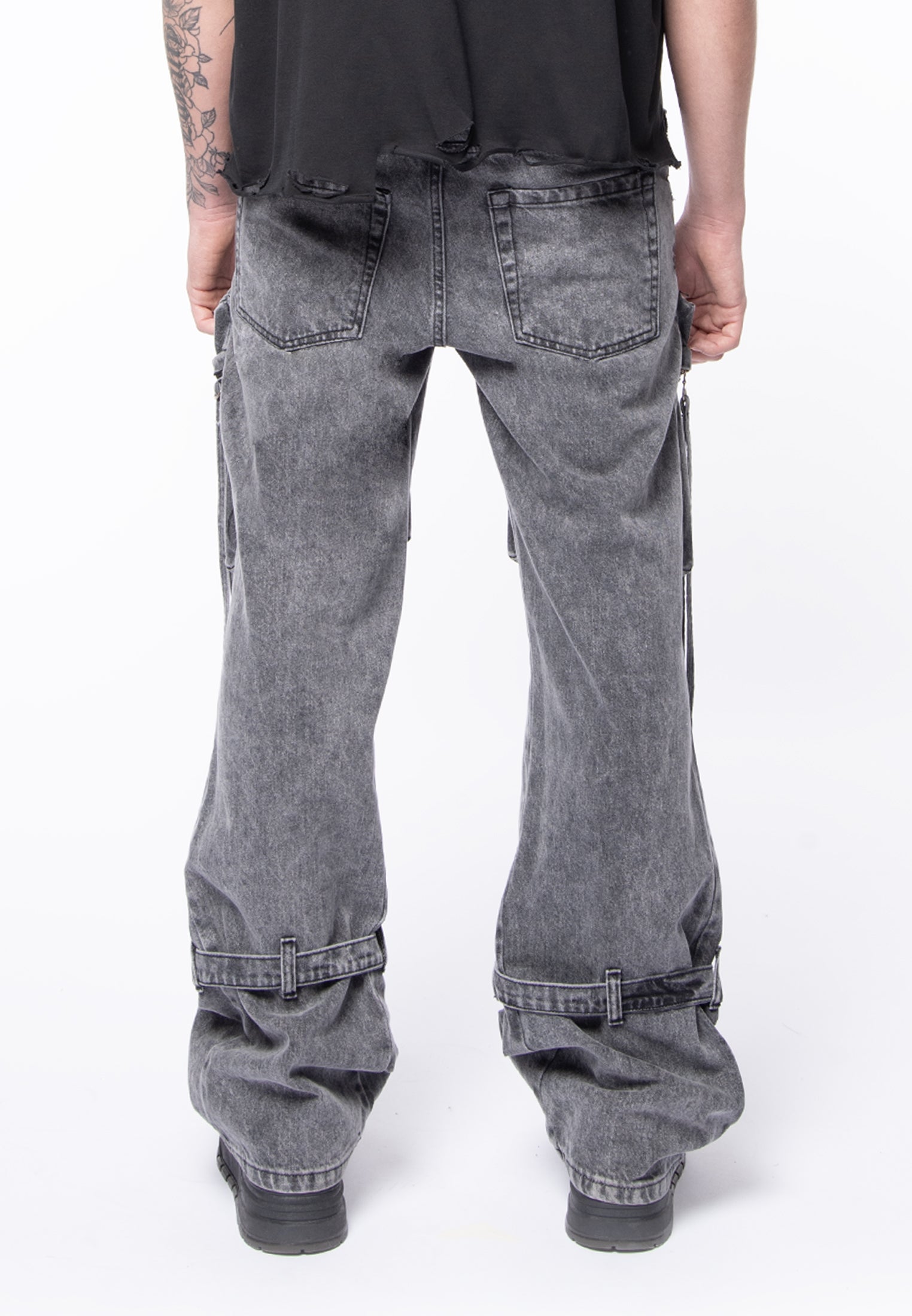 5 wide zip cargo pockets in blak denim