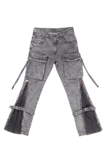 5 wide zip cargo pockets in blak denim