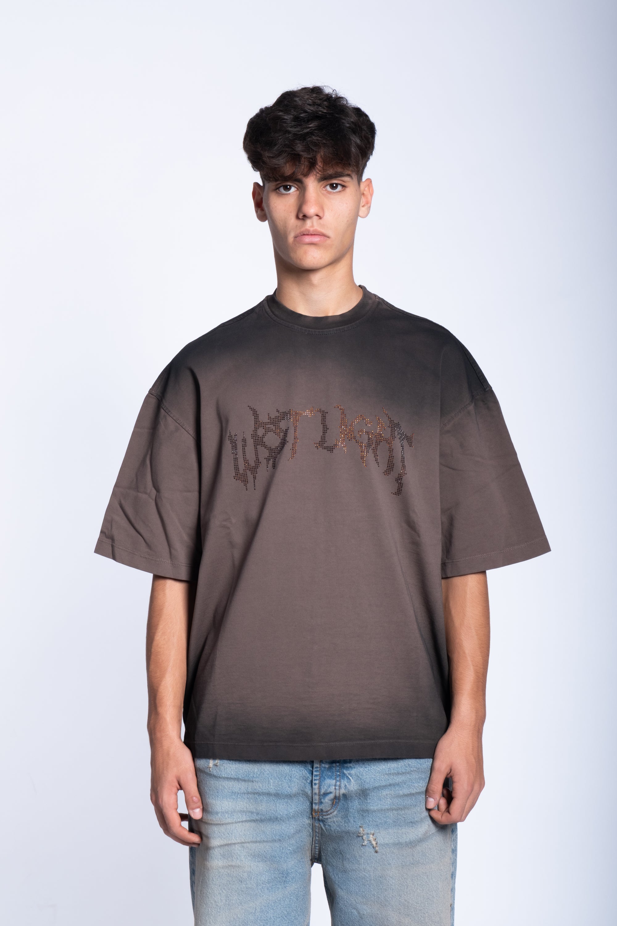 T-shirt boxy brown spray e logo strass