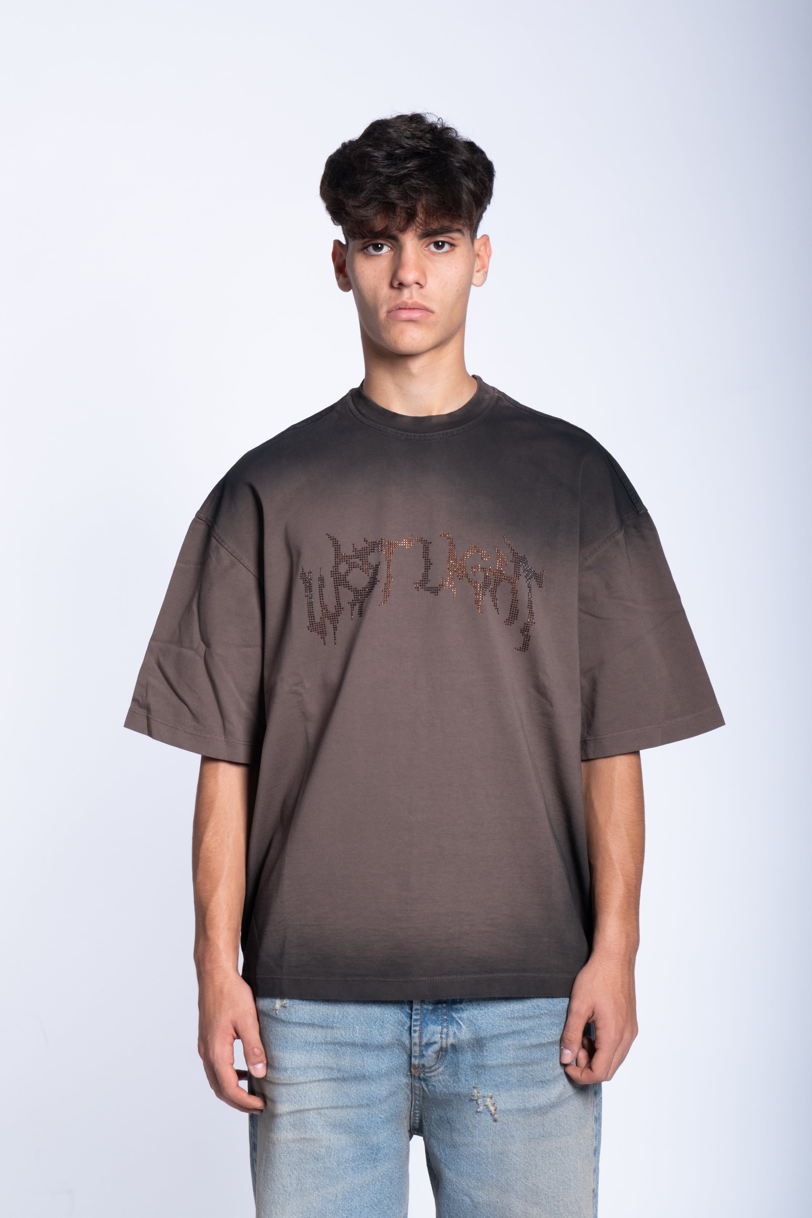 T-shirt boxy brown spray e logo strass