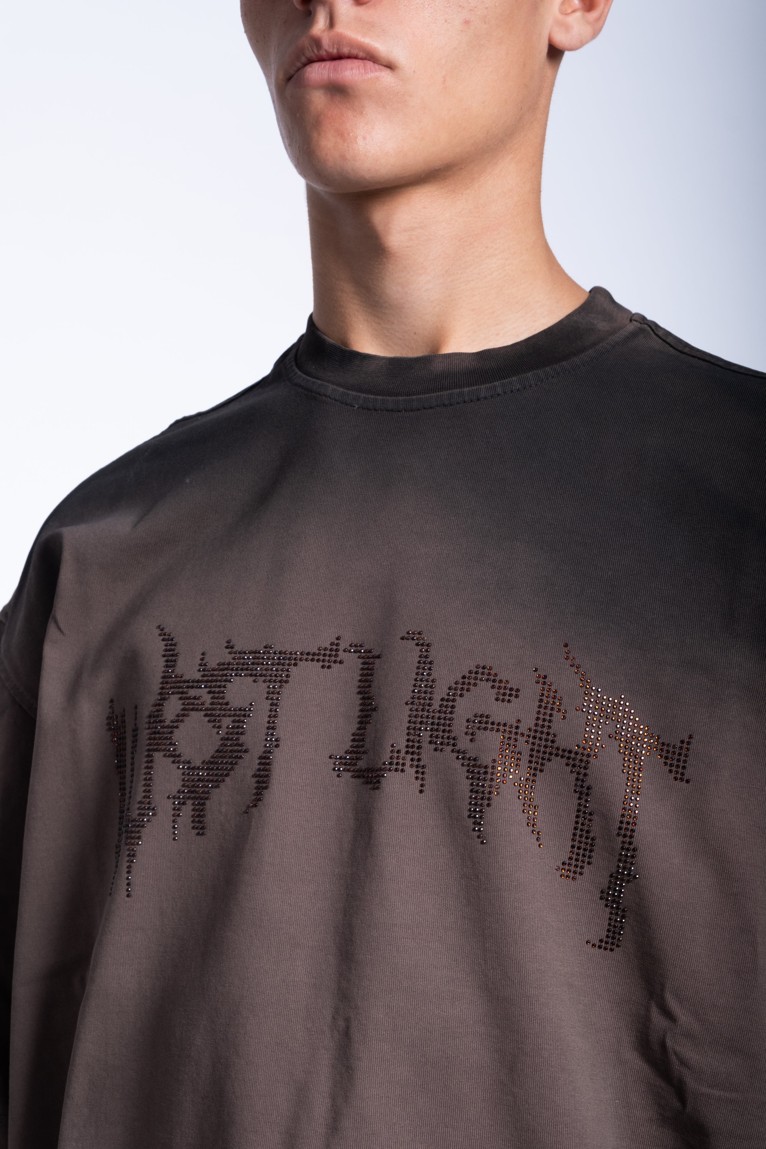 T-shirt boxy brown spray e logo strass