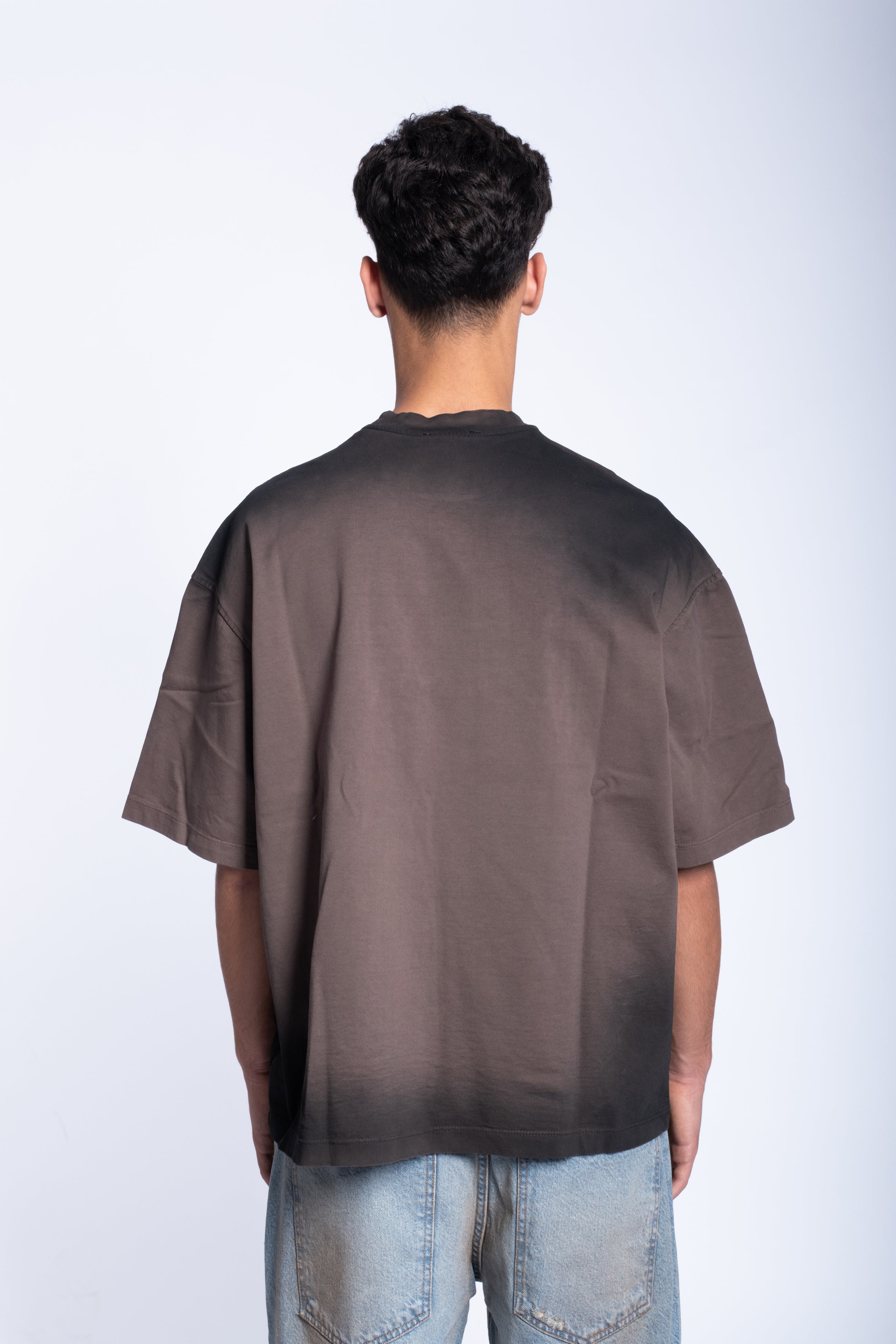 T-shirt boxy brown spray e logo strass