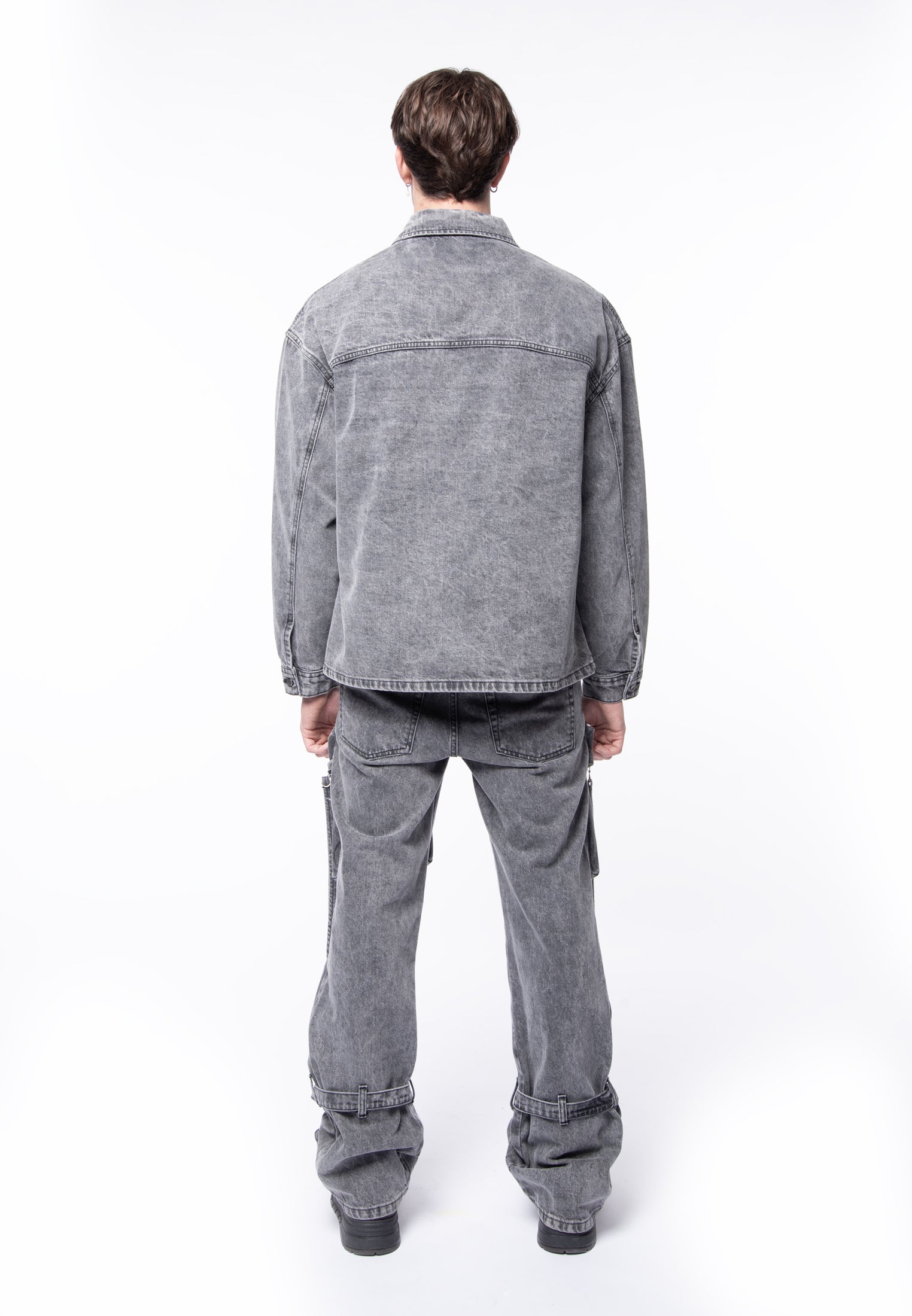 5 wide zip cargo pockets in blak denim